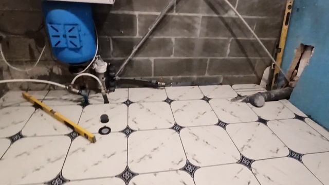 Плитка на пол своими руками с уклоном и мое решение подключки теплой воды в унитаз! смотреть онлайн