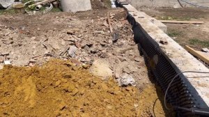 Отвод воды  из-за подпорной стены  дренаж из  подручных средств