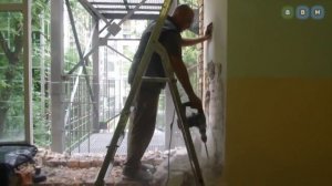 Демонтаж штукатурки, перфоратором.