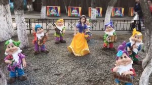 Прогулка в Горсаду Томска// Фигурки мультгероев