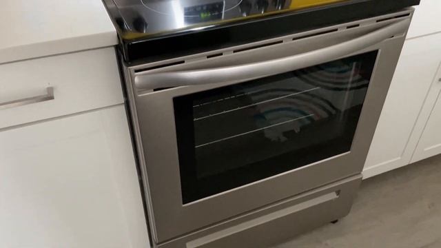 Frigidaire FCRE3052AS 30" Freestanding Electric Range (Review) смотреть онлайн