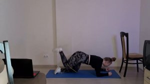 отведение ноги назад в положении на четвереньках