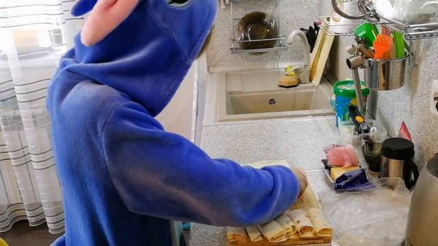 Милана и Матвей готовят... Горячие бутерброды в лаваше смотреть онлайн
