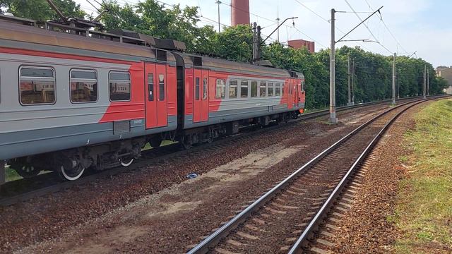 Невероятное происшествие: электропоезд ЭД4М неожиданно остановился на платформе Боровая в Петербурге