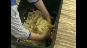 Как наносить жидкие обои на стену видео