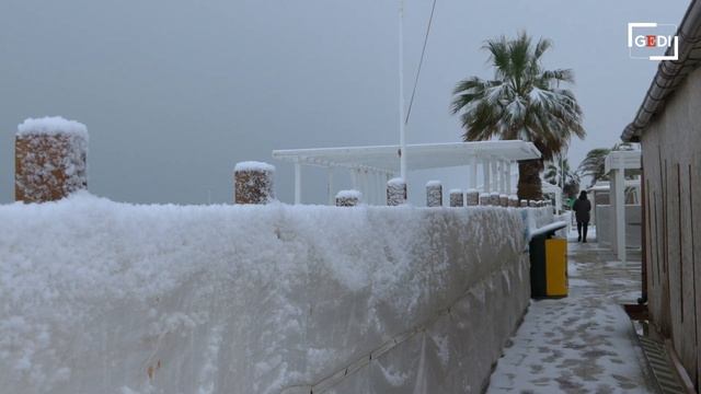 Rimini sotto la neve, la spiaggia è suggestiva tutta imbiancata смотреть онлайн