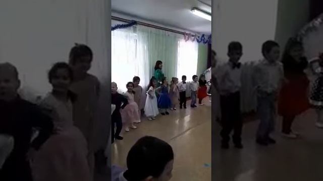 Танец-игра "Нам всем весело живется" ср.-ст.гр. Видео Натальи Мирошниченко смотреть онлайн