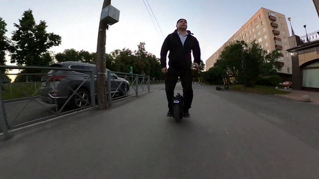 Встретил на районе Моноколёсника. Яркий персонаж, к сожалению общения не получилось! Видео GoPro Ma смотреть онлайн