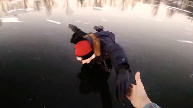 Школьник плавает по льду на озере смотреть онлайн