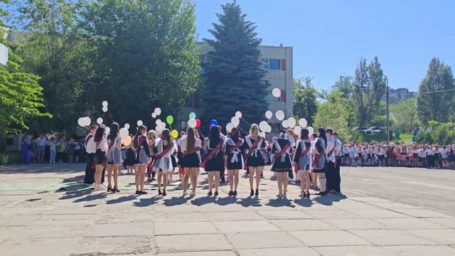 Воины батальона "Гребенской" пришли на последний звонок в школу N 50 г. Луганска. Поздравили ребят, смотреть онлайн