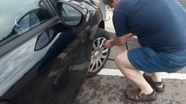 #Дорога #Колесо #Давление В дороге сдулись колёса. Что делать? смотреть онлайн