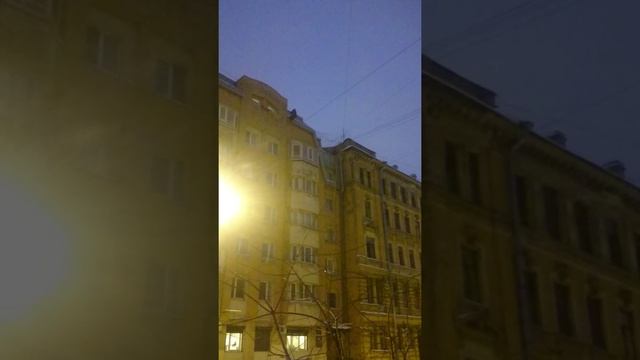 Чистят крышу балкона