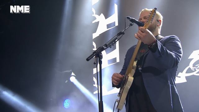 Alt-J play 'In Cold Blood' live | VO5 NME Awards 2018 смотреть онлайн