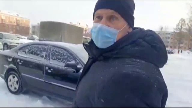 Соседи по дому буквально матерят депутата-предателя и стукача Давыдова за его подлые поступки. 18 смотреть онлайн