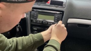 How to remove car radio Skoda Octavia A5 (1Z) 2004-2013.  Демонтаж магнітоли Skoda Octavia 2