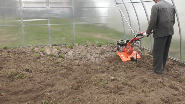 Новый мотоблок. Фрезерование почвы в теплице и на поле. Готовимся к посадкам. Eng.Sub смотреть онлайн
