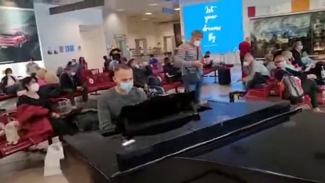 PLAYING THE PIANO AT PALERMO AIRPORT: ALBÉNIZ FAMOUS PIECE ASTURIAS смотреть онлайн