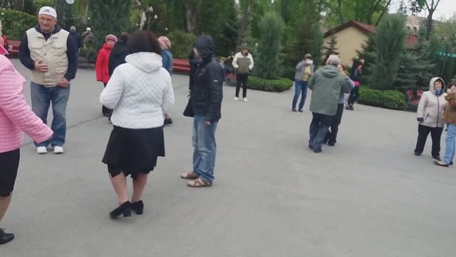 Харьков, танцы в парке,"Мама,папа, посмотрите на своих детей!" смотреть онлайн
