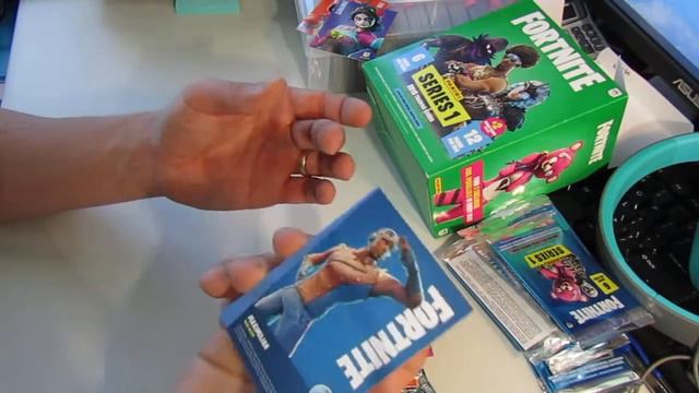 Unboxing a Mega box of Fortnite trading cards. 2 Holofoils! смотреть онлайн
