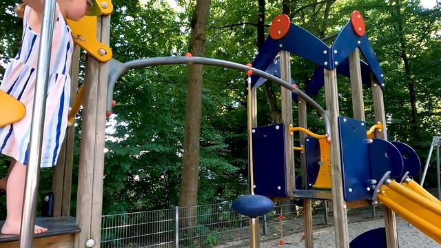 Ника с Викой поехали на детскую игровую площадку. смотреть онлайн