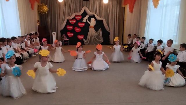 МДОУ N33 " Лазурненский детский сад Берёзка " Танец с цветами. смотреть онлайн