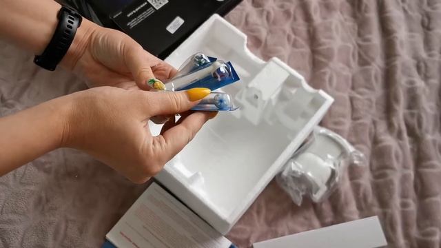 Распаковка - Электрическая зубная щетка Braun Oral-B Genius 8000 / D701.535.5XC смотреть онлайн