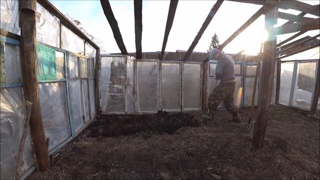 Дачные работы.Сборка теплицы и копка ,Дом в деревне. Влоги смотреть онлайн