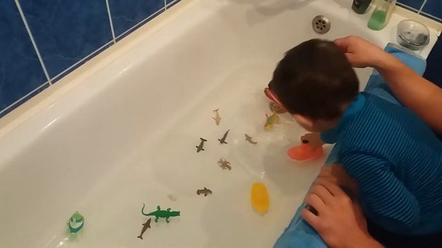 Колюня запускает моторную лодку с животными в ванной смотреть онлайн