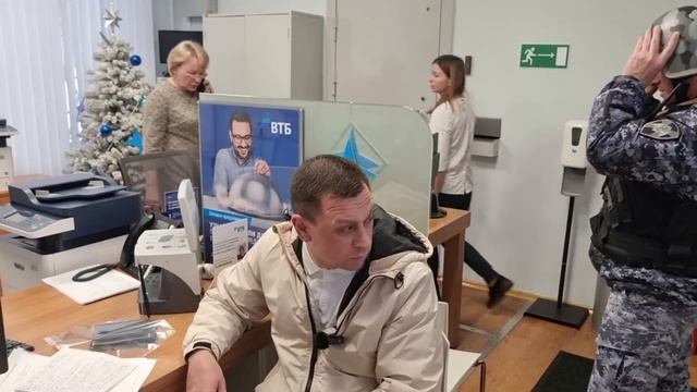 Неграмотные сотрудники банка ВТБ. Приехала Росгвардия, а также прибыли двое сотрудников полиции. смотреть онлайн