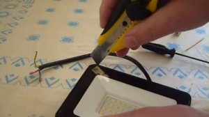 Как снять стекло со светодиодного прожектора.