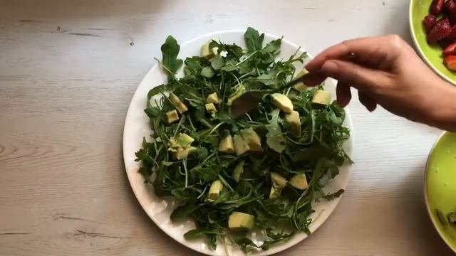 Салат с рукколой,клубникой и авокадо / Рецепты салатов смотреть онлайн