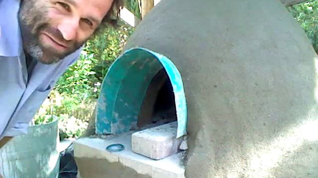 earthen (cob) oven - cob plaster is on! смотреть онлайн