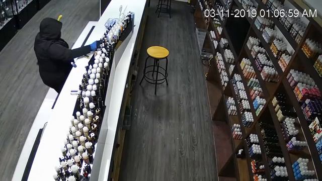 Нелепое ограбление вэйпшопа в Канаде смотреть онлайн