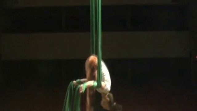 Гимнастка Любовь Соколова - "Силовой подъем с намоткой полотен на руках" смотреть онлайн