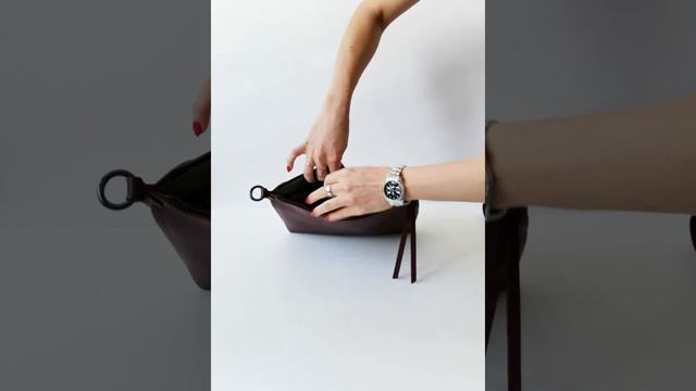 Женская сумка цвета бордо из натуральной кожи с декоративной цепочкой смотреть онлайн