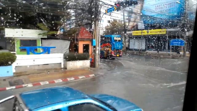 ДОБИРАЕМСЯ ДО ОТЕЛЯ/ТРОПИЧЕСКИЙ ЛИВЕНЬ/МЕНЯЕМ РУБЛИ НА БАТЫ/ЕДА/ПАТТАЙЯ/ смотреть онлайн