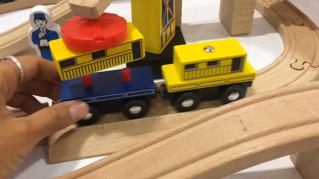 🚂 Melissa&Doug 130+ Parça Ahşap Tren ve Ray Seti (Deluxe Set) смотреть онлайн