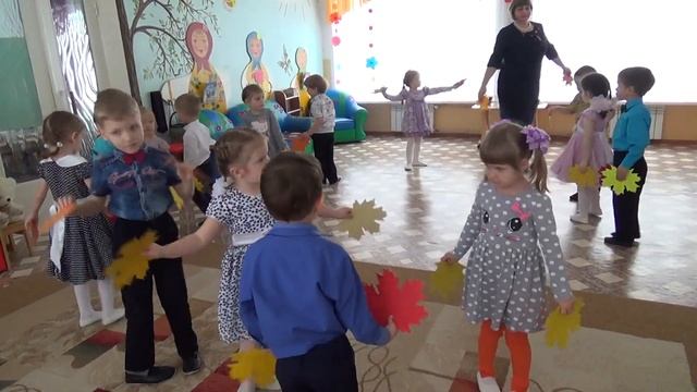 "Танец с листочками для мамы" исполняют дети младшей группы №9 смотреть онлайн