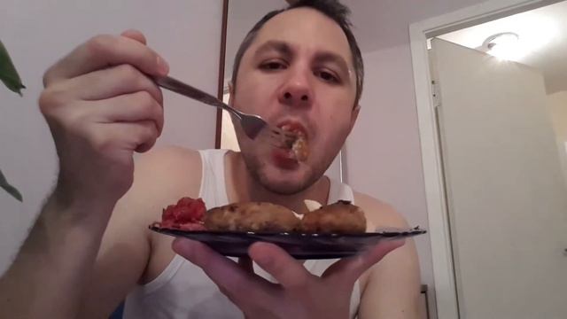 ASMR EATING SOUNDS. КОТЛЕТЫ С МАКАРОНАМИ, САЛАТ, МОЛОКО. ОБЖОР. смотреть онлайн