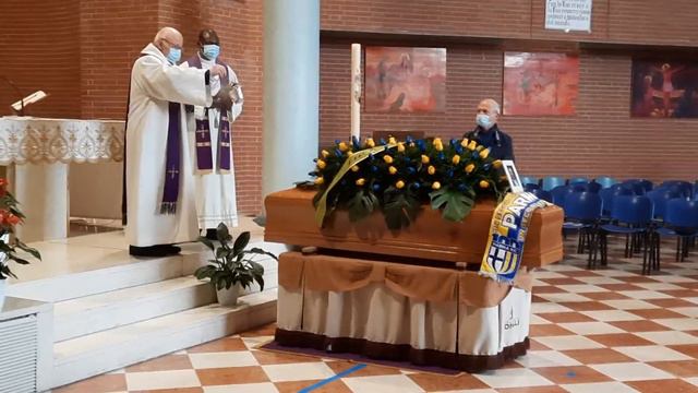 Funerale Giuliano Baroni, chiesa di San Paolo (Fidenza). Benedizione salma смотреть онлайн