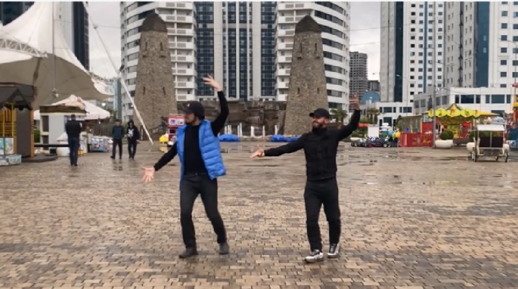 Мадина Лезгинка Чечня 2024 Парни Танцуют Супер ALISHKA Madina Chechen Dance Грозный Цветочный Парк смотреть онлайн