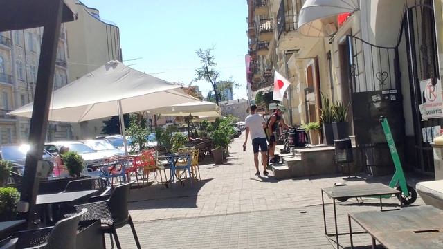 Киев. Прогулка по центру города. Бассйная и Шота Руставели улицы и Сплртивная площадь с Гулливером смотреть онлайн