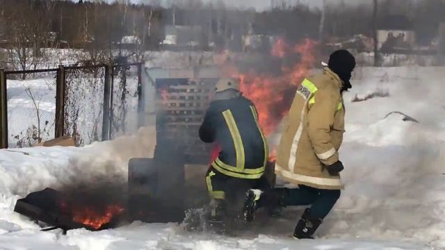 Тушение твердых горючих материалов огнетушителем ОВЭ-6 смотреть онлайн
