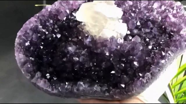Распилив эту СКАЛУ шахтёры нашли то, что заставило весь мир АХНУТЬ! смотреть онлайн