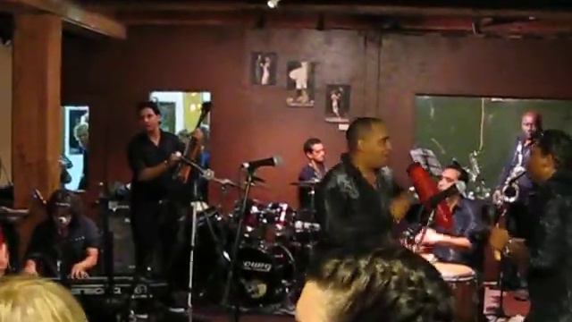 Maraca plays at the Blue Horse Gallery.AVI смотреть онлайн