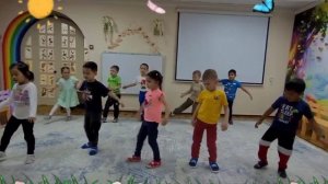 Физминутка-танец.Малыши."Как танцуют зайки посмотри".Детский сад"Умка" г.Алматы.ул.Си Синхай.