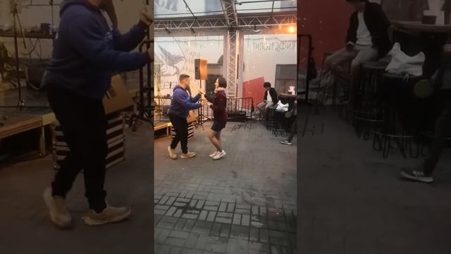Salsa в уютном дворике Union Bar смотреть онлайн
