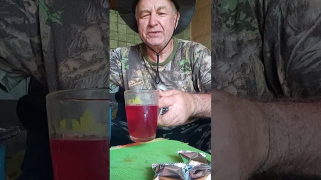 Пирожное Акульчев со вкусом малины ем на даче с компотом смотреть онлайн
