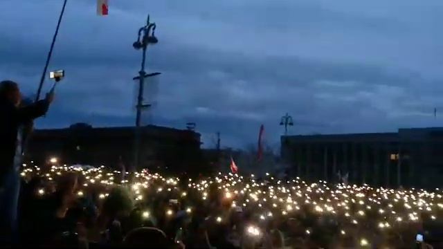 Музыкант Петр Клюев выступил на акции на площади Независимости. Очень душевно! 👏 смотреть онлайн