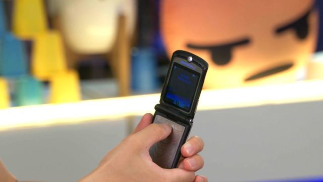I Bought an 18 Year Old Motorola Razr V3! смотреть онлайн